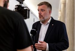 "Tchórzliwy wobec wielkiego biznesu". Zandberg krytykuje rząd