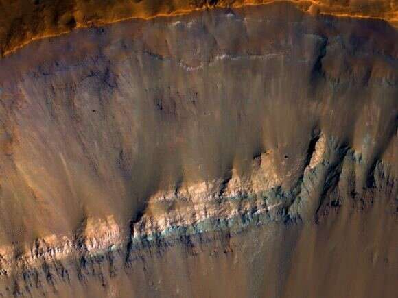NASA pokazuje fascynujące, kolorowe zbocza krateru uderzeniowego na Marsie