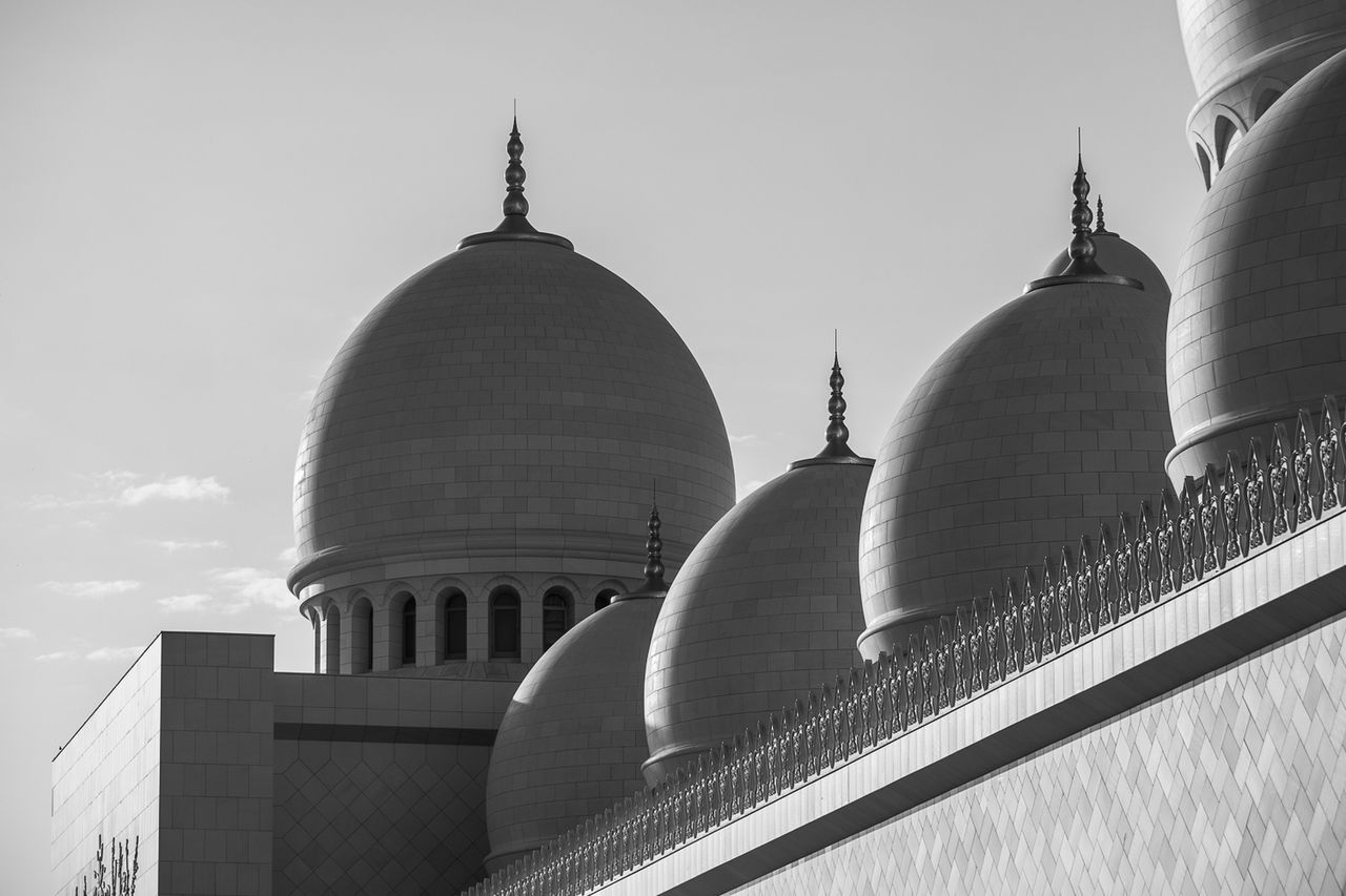 Będą w Abu Zabi nie sposób nie odwiedzić wielkiego meczetu Sheikh Zayed, który robi niesamowite wrażenie - jest ogromny (8 na świecie)i bije po oczach nieskazitelną bielą.