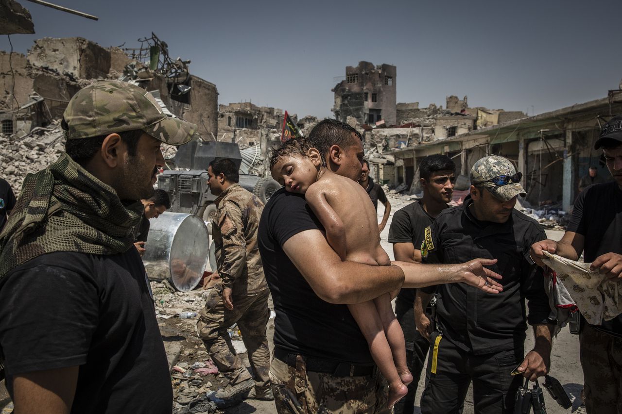 Chłopiec został wyniesiony z obszaru konktrolowanego przez ISIS w Mosulu. Mężczyzna jest prawdopodobnie żołnierzem.