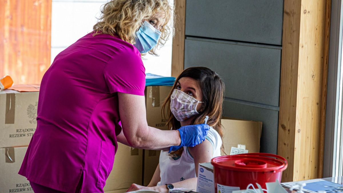 Alkohol zwiększa ryzyko zakrzepicy. Nie pij przed i po szczepieniu