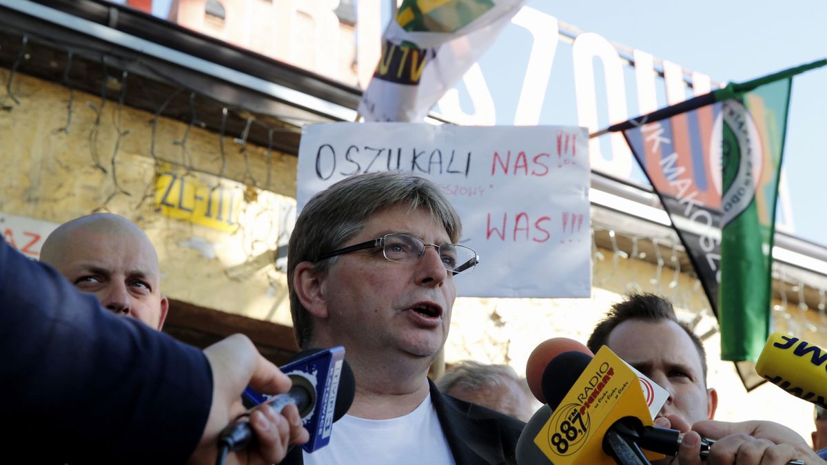 Andrzej Chwiluk ze Związku Zawodowego Górników w Polsce przed bramą kopalni Makoszowy