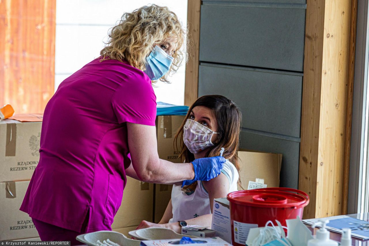 Alkohol zwiększa ryzyko zakrzepicy? Nie pij przed i po szczepieniu