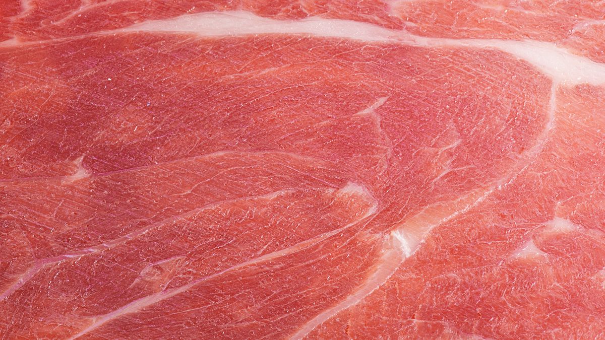 Metaliczny połysk na wędlinie - co oznacza?