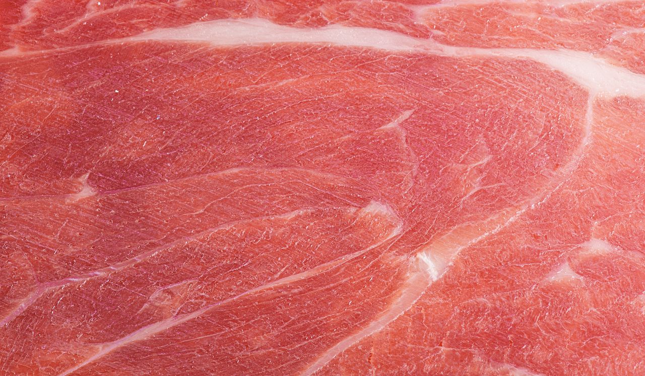 Kupiłeś wędlinę na święta i zauważyłeś metaliczny połysk. Czy można ją jeść bez obaw?