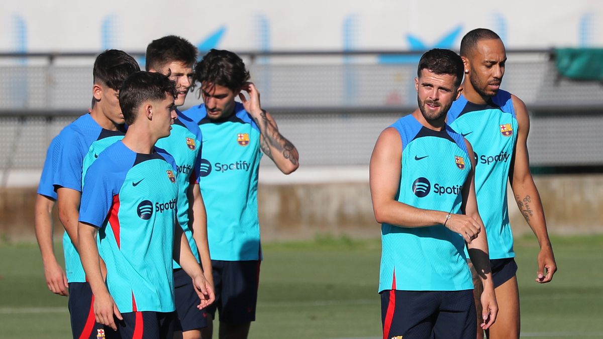 Piłkarze nożni FC Barcelona podczas treningu