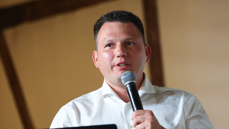 Confederation party leader Slawomir Mentzen during the 'Beer With Mentzen' tour meeting in Krakow, Poland on August 21, 2025. (Photo by Jakub Porzycki/NurPhoto via Getty Images)
