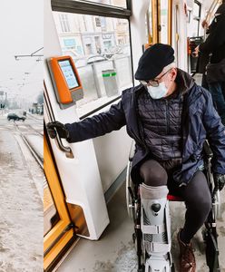 Prezydent Poznania złamał nogę. Jazdę na wózku inwalidzkim porównał do zawodów sportowych