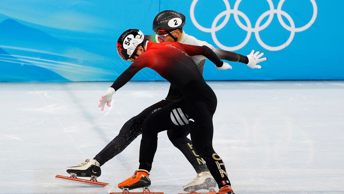 PAP/EPA / HOW HWEE YOUNG / Na zdjęciu: Shaolin Sandor Liu i Ren Ziwei walczą na finiszu