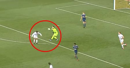 #dziejesiewsporcie: fatalny błąd bramkarza i... widowiskowy gol! Jak on to zrobił?