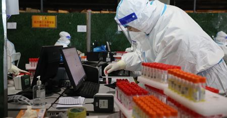 "Twórca mRNA" zbanowany na Twitterze. Szerzył dezinformacje o koronawirusie
