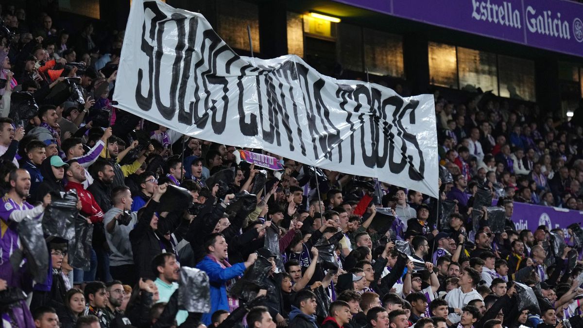 Getty Images / Na zdjęciu: kibice Realu Valladolid podczas meczu z Barceloną