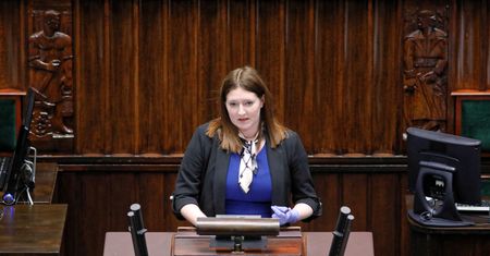 Pomysł PiS na lukę płacową jest jak nauka pływania w basenie bez wody [OPINIA]
