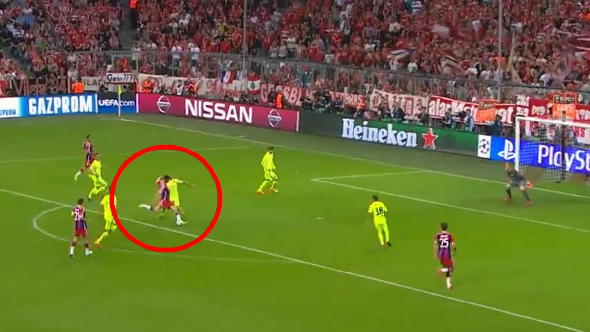 Bayern Monachium / Na zdjęciu: Robert Lewandowski strzela gola w meczu Ligi Mistrzów z FC Barcelona w 2015 r.