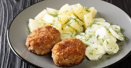 Dodaj do kotletów, a będą soczyste jak babcine. Ten przepis udaje się każdemu