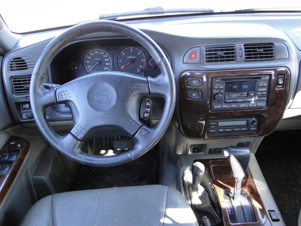 Centrum dowodzenia, przy lewarku zmiany biegów widoczny zegar sterowania ogrzewania postojowego WEBASTO