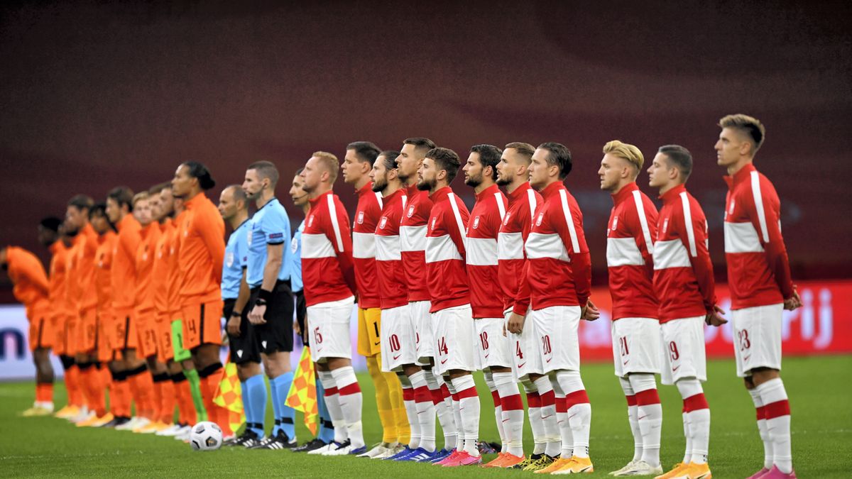 piłkarskie reprezentacje Polski i Holandii podczas słuchania hymnów przed meczem