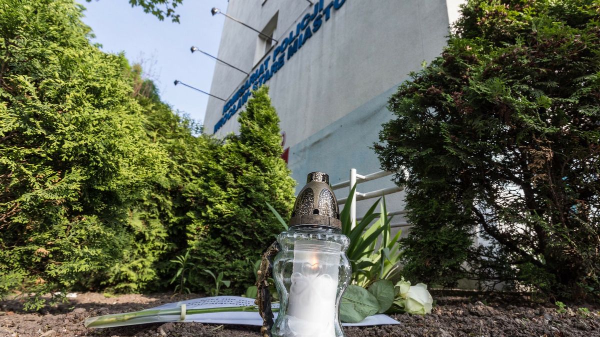 Spok�j pod komisariatem na Trzemeskiej
22.05.2017 Wroclaw Pod Komisariat Policji Wroclaw Stare Miasto przyszly trzy osoby zaprotestowac przeciwko brutalnosci policji w zwiazku ze smiercja Igora Stachowiaka na komisariacie n/z znicz fot. Krzysztof Kaniewski/REPORTER
Krzysztof Kaniewski/REPORTER