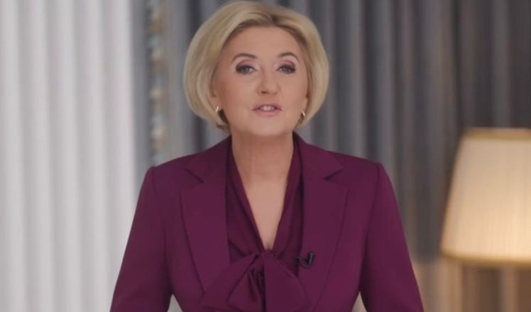 Agata Duda zaprezentowała się w purpurowej marynarce z wielką kokardą 