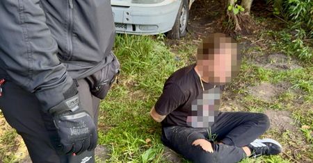 Wołomin: Samochodowa dziupla w środku lasu. Paserzy wpadli, gdy rozbierali Toyotę na części