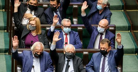 Zjednoczona Prawica traci, zyskuje KO. Nowy sondaż