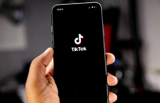 TikTok rusza z kampanią "Włącz krytyczne myślenie"