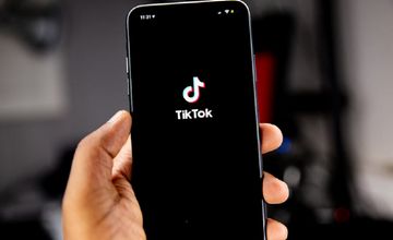 TikTok rusza z kampanią "Włącz krytyczne myślenie"