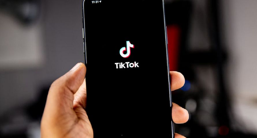 TikTok rusza z kampanią "Włącz krytyczne myślenie"