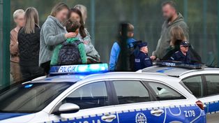 Patrole policji wracają do szkół. "Będą kontrolować plecaki"