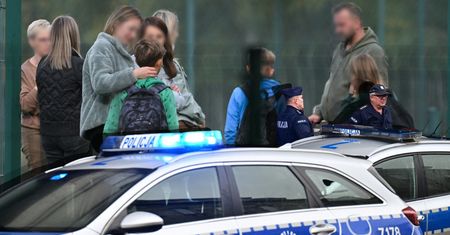 Patrole policji wracają do szkół. "Będą kontrolować plecaki"
