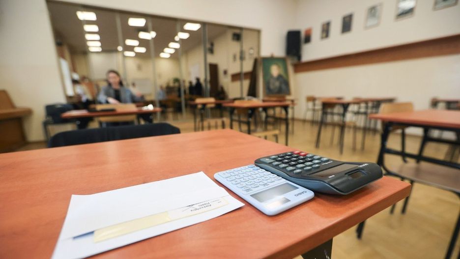 Matura poprawkowa 2025 z matematyki odbywa się we wtorek 19 sierpnia 2025 roku, a z języka polskiego w środę