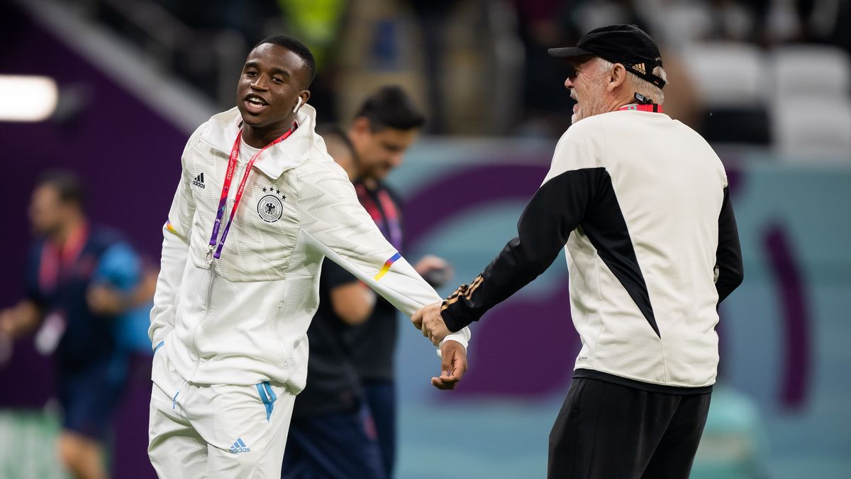 Zdjęcie okładkowe artykułu: Getty Images / Marvin Ibo Guengoer - GES Sportfoto / Na zdjęciu: Youssoufa Moukoko (z lewej) i Hermann Gerland