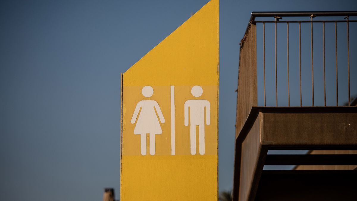 Pocisk trafił w... toaletę na plaży 