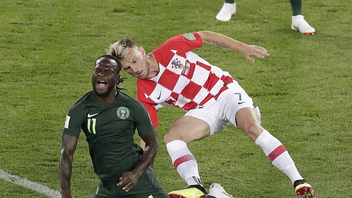 Zdjęcie okładkowe artykułu: East News / AP Photo/Michael Sohn / Na zdjęciu: Victor Moses (z lewej) oraz Ivan Rakitić walczą o piłkę podczas spotkania Nigeria-Chorwacja podczas MŚ w Rosji