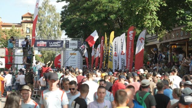 Kibice rajdów na rynku w Mikołajkach