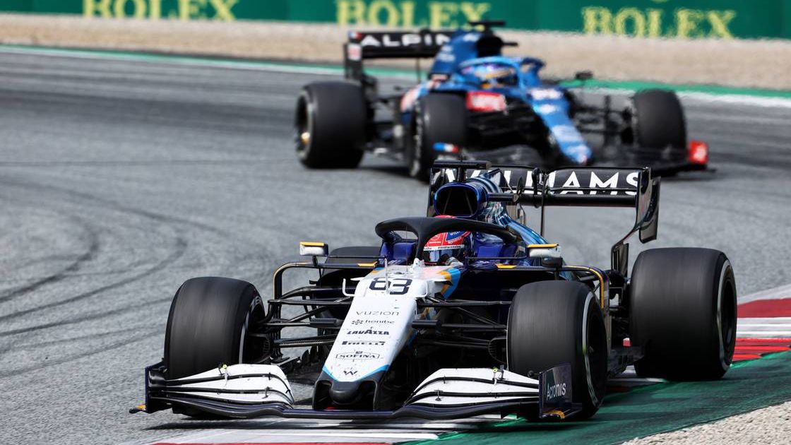 Materiały prasowe / Williams / Na zdjęciu: George Russell przed Fernando Alonso