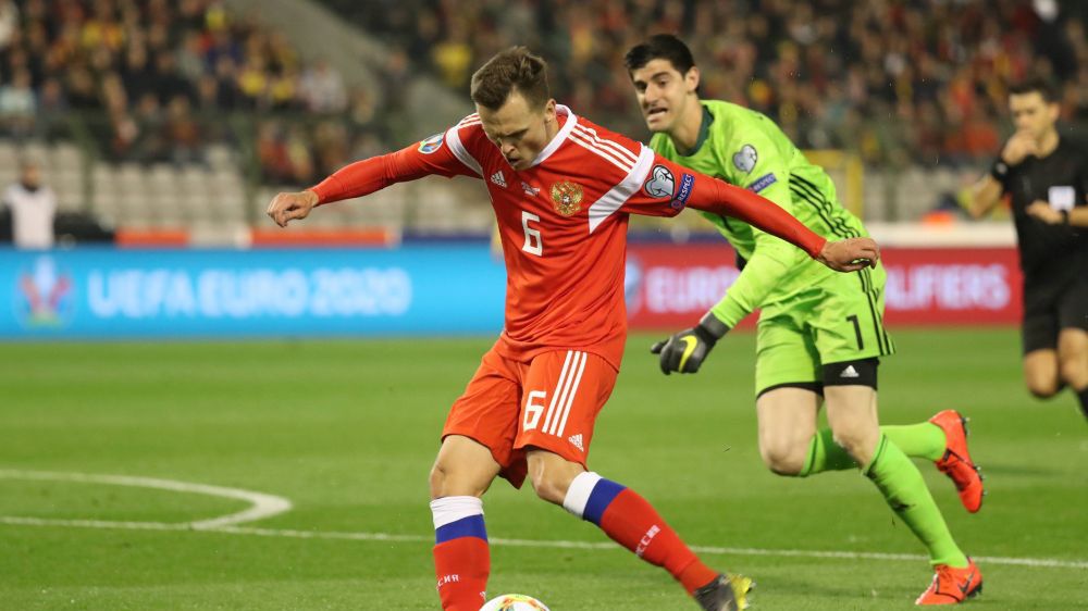 Denis Czeryszew strzela gola dla Rosji, po prawej bramkarz reprezentacji Belgii Thibaut Courtois