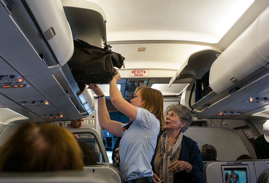 Stewardesy zdradzają triki. To niezbędnik rodzica