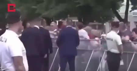 Zamachowiec był w tłumie. Nagranie z ataku na premiera