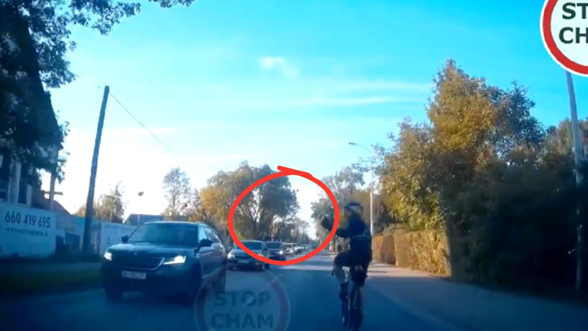 Mijającym go kierowcom groził rękoma