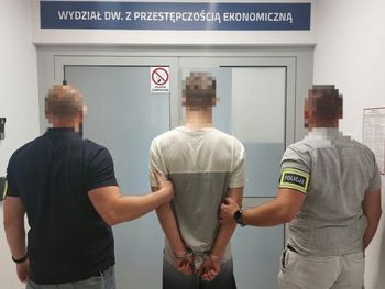 Wysyłał fałszywe linki i polował na ofiary w sieci. 20-latek zatrzymany. Oszukanych może być nawet kilkaset osób!