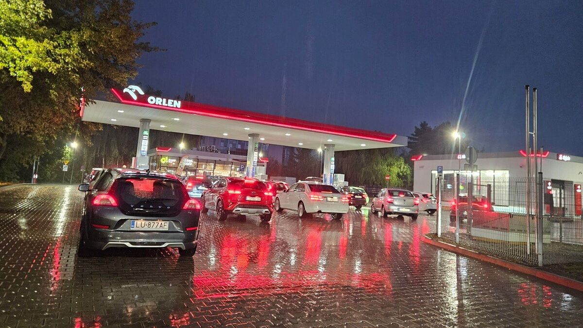 Kolejki do dystrybutorów na stacji Orlen przy ul. Głębokiej