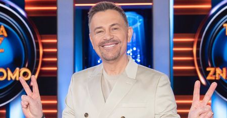 "Twoja twarz brzmi znajomo". Krzysztof Ibisz WYGRAŁ pierwszy odcinek! Zobaczcie, w kogo się wcielił (FOTO)