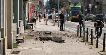 Poznań: Fragment elewacji runął na chodnik na ul. Dąbrowskiego.