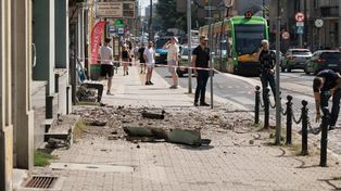 Poznań: Fragment elewacji runął na chodnik na ul. Dąbrowskiego.