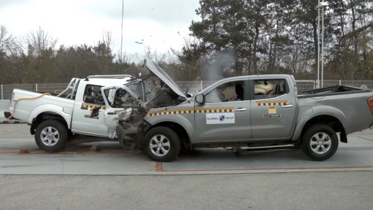 Kilkuletni, lecz nowocześniejszy Nissan zmiażdżył fabrycznie nowy egzemplarz.