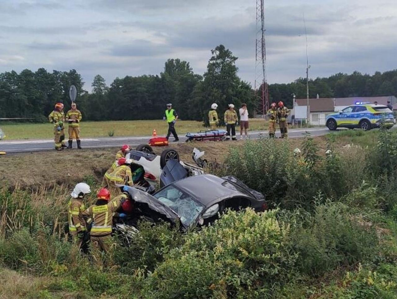 Szczerców: Pięć osób rannych po zderzeniu dwóch BMW. Na miejscu wypadku lądował śmigłowiec LPR