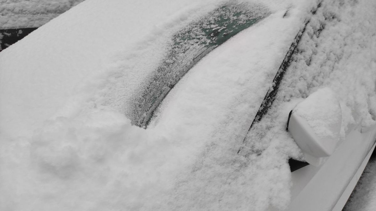 Za tak odśnieżony samochód możemy dostać mandat 3 tys. zł