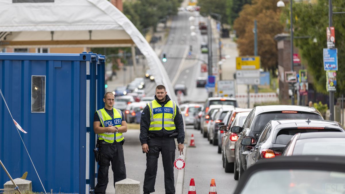 FRANKFURT (ODER), GERMANY - SEPTEMBER 10: German federal police watch over cars arriving at the German-Polish border on September 10, 2024 in Frankfurt an der Oder, Germany. German Interior Minister Nancy Faeser announced yesterday that Germany will widen its police monitoring to all of its border crossings to stop irregular immigration. Immigrants arriving to seek asylum will be turned away with the directive to seek asylum in the country they are crossing from. Germany's leading political parties are negotiating new legislation to stem irregular immigration following a terror attack by a Syrian man in the town of Solingen recently that left three people dead. Many local communities claim they have already taken in more migrants over recent years than they have the resources to house and integrate. (Photo by Maja Hitij/Getty Images)