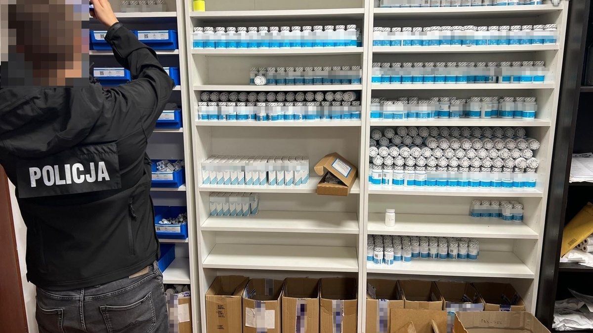 Mężczyzna prowadził nielegalną sprzedaż środków dopingowych